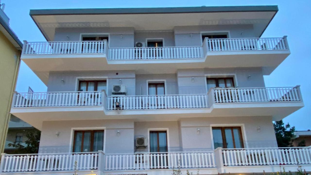 Feel Good Hotel Римини Екстериор снимка